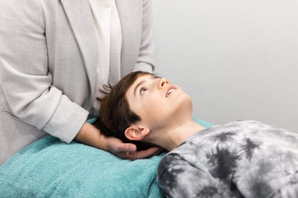 Child treatment neck pain by ostoepath